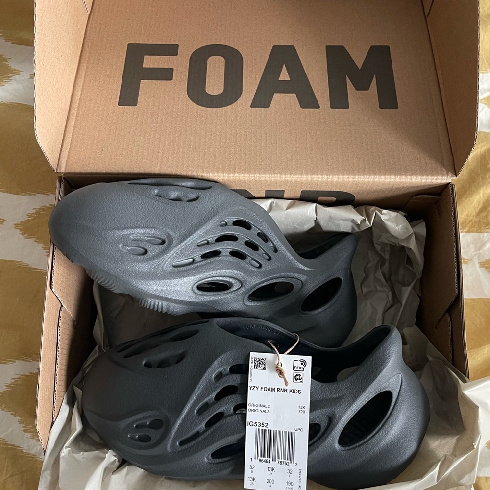 Yeezy Foam Runner in Charcoal Black